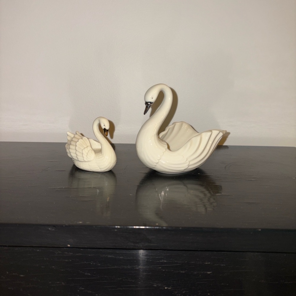 Lenox Swan Figurine (only large one left)